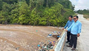 SAMPAH : Ketua Komisi II DPRD Kabupaten Gumas Herbert Y Asin bersama Sekretaris Komisi II Selsius Aprianus, saat melihat tumpukan sampah di sungai, pekan lalu.