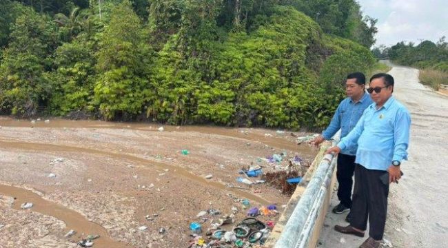 SAMPAH : Ketua Komisi II DPRD Kabupaten Gumas Herbert Y Asin bersama Sekretaris Komisi II Selsius Aprianus, saat melihat tumpukan sampah di sungai, pekan lalu.