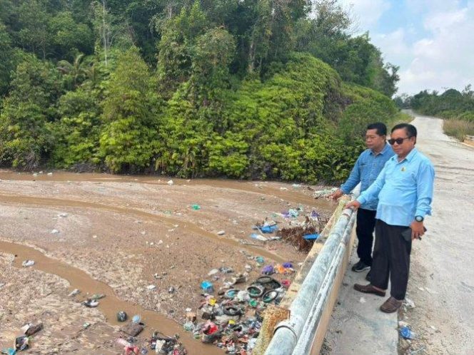 
					SAMPAH : Ketua Komisi II DPRD Kabupaten Gumas Herbert Y Asin bersama Sekretaris Komisi II Selsius Aprianus, saat melihat tumpukan sampah di sungai, pekan lalu.