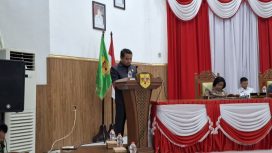 SAMPAIKAN : Juru Bicara Fraksi Partai Nasdem DPRD Kabupaten Gumas Hermanto menyampaikan jawaban atas nota keuangan tentang Rancangan Perubahan APBD tahun anggaran 2026, di rapat paripurna ke-2 masa persidangan 1 tahun sidang 2026, Rabu, 26 Agustus 2026.