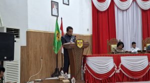 SAMPAIKAN : Juru Bicara Fraksi Partai Nasdem DPRD Kabupaten Gumas Hermanto menyampaikan jawaban atas nota keuangan tentang Rancangan Perubahan APBD tahun anggaran 2026, di rapat paripurna ke-2 masa persidangan 1 tahun sidang 2026, Rabu, 26 Agustus 2026.
