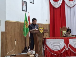 SAMPAIKAN : Juru Bicara Fraksi Partai Nasdem DPRD Kabupaten Gumas Hermanto menyampaikan jawaban atas nota keuangan tentang Rancangan Perubahan APBD tahun anggaran 2026, di rapat paripurna ke-2 masa persidangan 1 tahun sidang 2026, Rabu, 26 Agustus 2026.