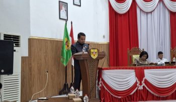 SAMPAIKAN : Juru Bicara Fraksi Partai Nasdem DPRD Kabupaten Gumas Hermanto menyampaikan jawaban atas nota keuangan tentang Rancangan Perubahan APBD tahun anggaran 2026, di rapat paripurna ke-2 masa persidangan 1 tahun sidang 2026, Rabu, 26 Agustus 2026.