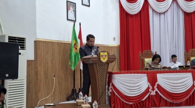 SAMPAIKAN : Juru Bicara Fraksi Partai Nasdem DPRD Kabupaten Gumas Hermanto menyampaikan jawaban atas nota keuangan tentang Rancangan Perubahan APBD tahun anggaran 2026, di rapat paripurna ke-2 masa persidangan 1 tahun sidang 2026, Rabu, 26 Agustus 2026.