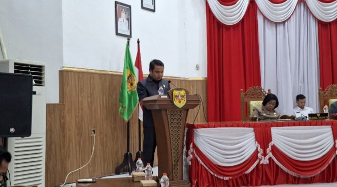 
					SAMPAIKAN : Juru Bicara Fraksi Partai Nasdem DPRD Kabupaten Gumas Hermanto menyampaikan jawaban atas nota keuangan tentang Rancangan Perubahan APBD tahun anggaran 2026, di rapat paripurna ke-2 masa persidangan 1 tahun sidang 2026, Rabu, 26 Agustus 2026.