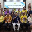 BERSAMA : Ketua Komisi III DPRD Gumas Iceu Purnamasari (duduk dua dari kiri) ketika berfoto bersama dengan para peserta forum kemitraan pengelolaan kerjasama fasilitas kesehatan dengan pemangku kepentingan tahun 2026, di ruang rapat lantai I kantor bupati setempat, belum lama ini.