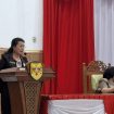 PANDANGAN : Juru Bicara Fraksi Gerakan Nasional DPRD Kabupaten Gumas Rayaniatie Djangkan saat menyampaikan pandangan umum atas nota keuangan terkait Rancangan Perubahan APBD tahun 2026, di rapat paripurna ke-2 masa persidangan 1 tahun sidang 2026, Rabu, 26 Agustus 2026.