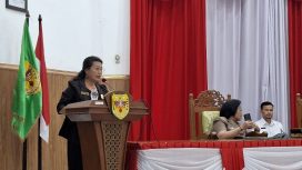 PANDANGAN : Juru Bicara Fraksi Gerakan Nasional DPRD Kabupaten Gumas Rayaniatie Djangkan saat menyampaikan pandangan umum atas nota keuangan terkait Rancangan Perubahan APBD tahun 2026, di rapat paripurna ke-2 masa persidangan 1 tahun sidang 2026, Rabu, 26 Agustus 2026.