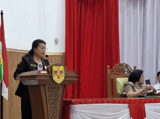 PANDANGAN : Juru Bicara Fraksi Gerakan Nasional DPRD Kabupaten Gumas Rayaniatie Djangkan saat menyampaikan pandangan umum atas nota keuangan terkait Rancangan Perubahan APBD tahun 2026, di rapat paripurna ke-2 masa persidangan 1 tahun sidang 2026, Rabu, 26 Agustus 2026.