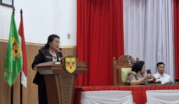 PANDANGAN : Juru Bicara Fraksi Gerakan Nasional DPRD Kabupaten Gumas Rayaniatie Djangkan saat menyampaikan pandangan umum atas nota keuangan terkait Rancangan Perubahan APBD tahun 2026, di rapat paripurna ke-2 masa persidangan 1 tahun sidang 2026, Rabu, 26 Agustus 2026.