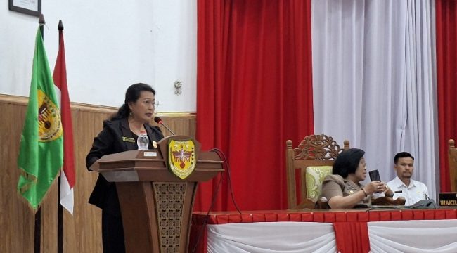 PANDANGAN : Juru Bicara Fraksi Gerakan Nasional DPRD Kabupaten Gumas Rayaniatie Djangkan saat menyampaikan pandangan umum atas nota keuangan terkait Rancangan Perubahan APBD tahun 2026, di rapat paripurna ke-2 masa persidangan 1 tahun sidang 2026, Rabu, 26 Agustus 2026.