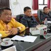 RAPAT KOMISI : Anggota DPRD Kabupaten Gumas Yulius Agau (dua dari kiri) ketika menghadiri rapat komisi DPRD setempat, belum lama ini.