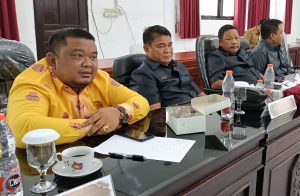 RAPAT KOMISI : Anggota DPRD Kabupaten Gumas Yulius Agau (dua dari kiri) ketika menghadiri rapat komisi DPRD setempat, belum lama ini.