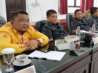 RAPAT KOMISI : Anggota DPRD Kabupaten Gumas Yulius Agau (dua dari kiri) ketika menghadiri rapat komisi DPRD setempat, belum lama ini.