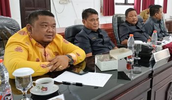 RAPAT KOMISI : Anggota DPRD Kabupaten Gumas Yulius Agau (dua dari kiri) ketika menghadiri rapat komisi DPRD setempat, belum lama ini.