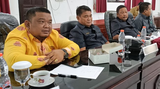 RAPAT KOMISI : Anggota DPRD Kabupaten Gumas Yulius Agau (dua dari kiri) ketika menghadiri rapat komisi DPRD setempat, belum lama ini.