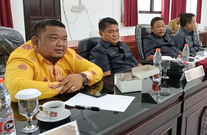 
					RAPAT KOMISI : Anggota DPRD Kabupaten Gumas Yulius Agau (dua dari kiri) ketika menghadiri rapat komisi DPRD setempat, belum lama ini.