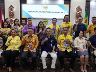 BERSAMA : Ketua Komisi III DPRD Gumas Iceu Purnamasari (duduk dua dari kiri) ketika berfoto bersama dengan para peserta forum kemitraan pengelolaan kerjasama fasilitas kesehatan dengan pemangku kepentingan tahun 2026, di ruang rapat lantai I kantor bupati setempat, belum lama ini.