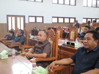 PARIPURNA : Anggota DPRD Kabupaten Gumas Charles Frengki (ujung kanan) ketika menghadiri rapat paripurna DPRD setempat, belum lama ini.