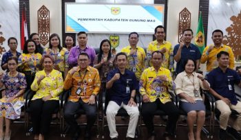 BERSAMA : Ketua Komisi III DPRD Gumas Iceu Purnamasari (duduk dua dari kiri) ketika berfoto bersama dengan para peserta forum kemitraan pengelolaan kerjasama fasilitas kesehatan dengan pemangku kepentingan tahun 2026, di ruang rapat lantai I kantor bupati setempat, belum lama ini.