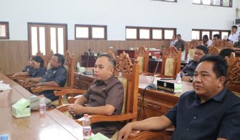 PARIPURNA : Anggota DPRD Kabupaten Gumas Charles Frengki (ujung kanan) ketika menghadiri rapat paripurna DPRD setempat, belum lama ini.