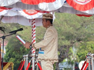 BACAKAN : Ketua DPRD Kabupaten Gumas Binartha ketika membacakan teks proklamasi, pada upacara peringatan HUT ke-81 Kemerdekaan RI tahun 2026 tingkat Kabupaten Gumas, Senin, 17 Agustus 2026.
