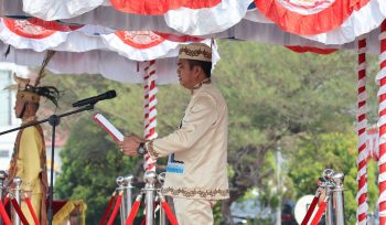 BACAKAN : Ketua DPRD Kabupaten Gumas Binartha ketika membacakan teks proklamasi, pada upacara peringatan HUT ke-81 Kemerdekaan RI tahun 2026 tingkat Kabupaten Gumas, Senin, 17 Agustus 2026.