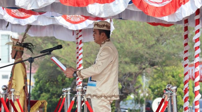 BACAKAN : Ketua DPRD Kabupaten Gumas Binartha ketika membacakan teks proklamasi, pada upacara peringatan HUT ke-81 Kemerdekaan RI tahun 2026 tingkat Kabupaten Gumas, Senin, 17 Agustus 2026.