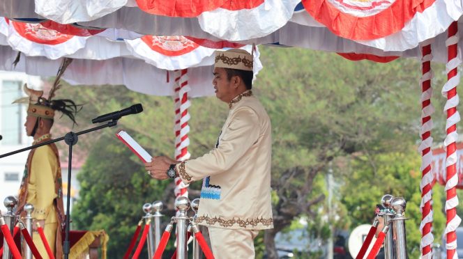 
					BACAKAN : Ketua DPRD Kabupaten Gumas Binartha ketika membacakan teks proklamasi, pada upacara peringatan HUT ke-81 Kemerdekaan RI tahun 2026 tingkat Kabupaten Gumas, Senin, 17 Agustus 2026.