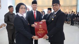 TERIMA : Plt Sekretaris DPRD Kabupaten Gumas Sudirman (kanan) menerima penganugerahan tanda kehormatan satyalancana karya satya pengabdian 30 tahun, di GPU Damang Batu, Senin, 17 Agustus 2026 siang.