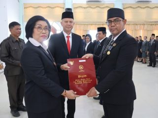 TERIMA : Plt Sekretaris DPRD Kabupaten Gumas Sudirman (kanan) menerima penganugerahan tanda kehormatan satyalancana karya satya pengabdian 30 tahun, di GPU Damang Batu, Senin, 17 Agustus 2026 siang.