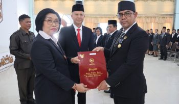 TERIMA : Plt Sekretaris DPRD Kabupaten Gumas Sudirman (kanan) menerima penganugerahan tanda kehormatan satyalancana karya satya pengabdian 30 tahun, di GPU Damang Batu, Senin, 17 Agustus 2026 siang.