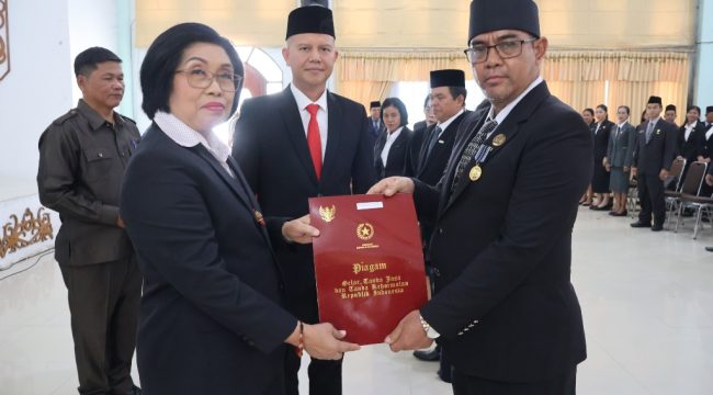 TERIMA : Plt Sekretaris DPRD Kabupaten Gumas Sudirman (kanan) menerima penganugerahan tanda kehormatan satyalancana karya satya pengabdian 30 tahun, di GPU Damang Batu, Senin, 17 Agustus 2026 siang.