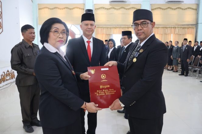 
					TERIMA : Plt Sekretaris DPRD Kabupaten Gumas Sudirman (kanan) menerima penganugerahan tanda kehormatan satyalancana karya satya pengabdian 30 tahun, di GPU Damang Batu, Senin, 17 Agustus 2026 siang.