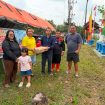BANTUAN : Anggota DPRD Kabupaten Gumas Iceu Purnamasari (tiga dari kiri) ketika memberi bantuan kepada petugas posko siaga karhutla, pekan lalu.