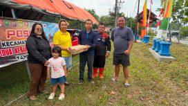 BANTUAN : Anggota DPRD Kabupaten Gumas Iceu Purnamasari (tiga dari kiri) ketika memberi bantuan kepada petugas posko siaga karhutla, pekan lalu.