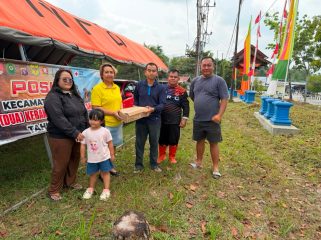 BANTUAN : Anggota DPRD Kabupaten Gumas Iceu Purnamasari (tiga dari kiri) ketika memberi bantuan kepada petugas posko siaga karhutla, pekan lalu.