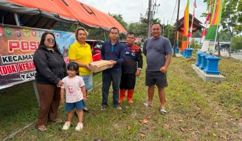 BANTUAN : Anggota DPRD Kabupaten Gumas Iceu Purnamasari (tiga dari kiri) ketika memberi bantuan kepada petugas posko siaga karhutla, pekan lalu.