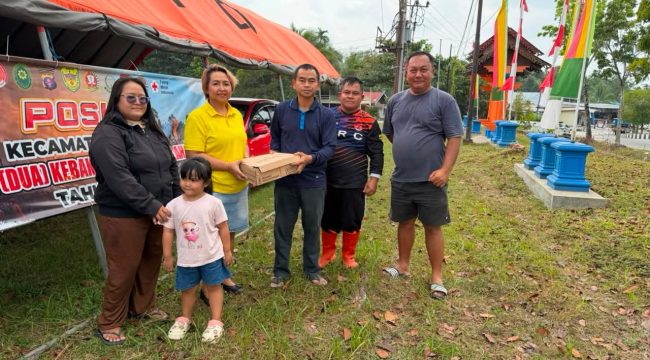 BANTUAN : Anggota DPRD Kabupaten Gumas Iceu Purnamasari (tiga dari kiri) ketika memberi bantuan kepada petugas posko siaga karhutla, pekan lalu.