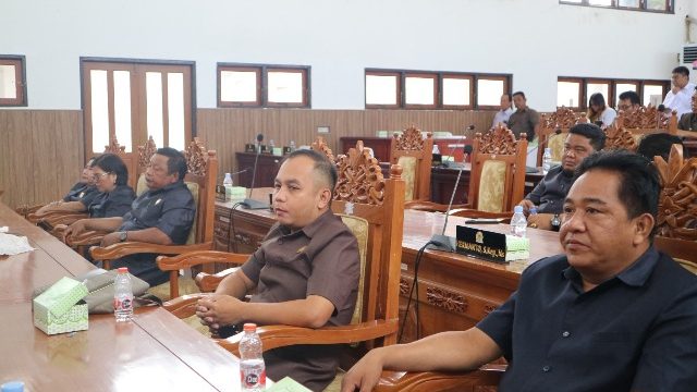 PARIPURNA : Anggota DPRD Kabupaten Gumas Charles Frengki (ujung kanan) ketika menghadiri rapat paripurna DPRD setempat, belum lama ini.
