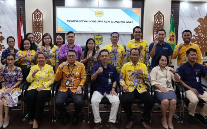 
					BERSAMA : Ketua Komisi III DPRD Gumas Iceu Purnamasari (duduk dua dari kiri) ketika berfoto bersama dengan para peserta forum kemitraan pengelolaan kerjasama fasilitas kesehatan dengan pemangku kepentingan tahun 2026, di ruang rapat lantai I kantor bupati setempat, belum lama ini.
