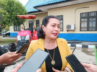 FOTO : Anggota DPRD Gunung Mas Rayaniatie Djangkan