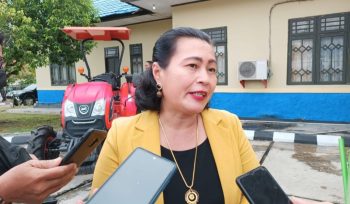 FOTO : Anggota DPRD Gunung Mas Rayaniatie Djangkan