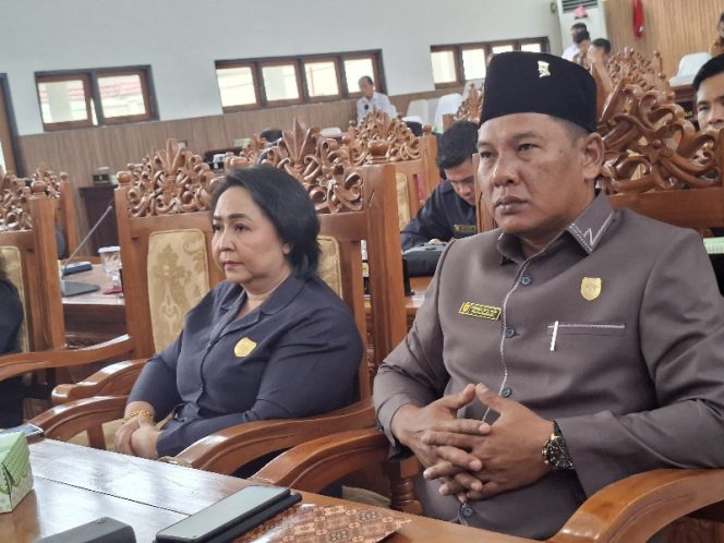 
					PARIPURNA : Anggota DPRD Kabupaten Gumas Endra (ujung kanan) ketika menghadiri rapat paripurna DPRD setempat, belum lama ini.
