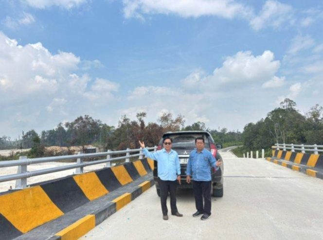 
					TINJAU : Ketua Komisi II DPRD Kabupaten Gumas Herbert Y Asin bersama Sekretaris Komisi II Selsius Aprianus, meninjau kondisi jembatan di ruas jalan kabupaten dari Kuala Kurun-Sepang Simin, pekan lalu.