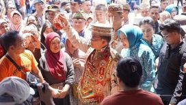 Gubernur Kalteng H Sugianto Sabran Saat Berada di Lokasi Pasar Murah Komplek Pemda Mura di Hari Jadi Murung Raya Ke -24. Foto : IST