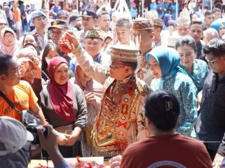 Gubernur Kalteng H Sugianto Sabran Saat Berada di Lokasi Pasar Murah Komplek Pemda Mura di Hari Jadi Murung Raya Ke -24. Foto : IST
