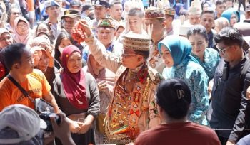 Gubernur Kalteng H Sugianto Sabran Saat Berada di Lokasi Pasar Murah Komplek Pemda Mura di Hari Jadi Murung Raya Ke -24. Foto : IST
