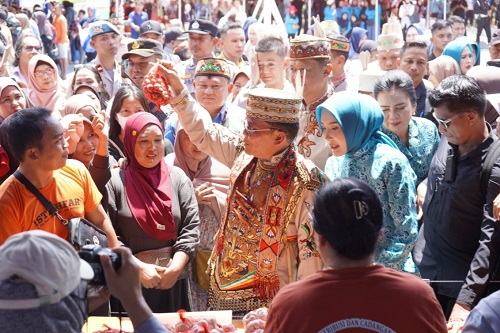 Gubernur Kalteng H Sugianto Sabran Saat Berada di Lokasi Pasar Murah Komplek Pemda Mura di Hari Jadi Murung Raya Ke -24. Foto : IST