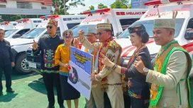 Gubernur Kalteng H Agustiar Sabran Bersama Bupati dan Wakil Bupati Murung Raya Berserta Forkopimda Prov Saaat Menyerahkan Bantuan Ambulan Kepada Masing Masing Puskesmas. Foto : Admin